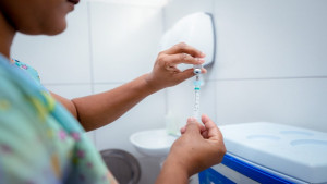 Vacinação contra dengue começa nesta terça (20) em Camaçari